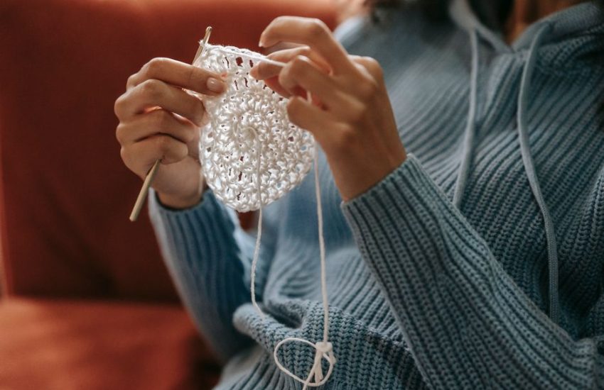 Häkelmuster für August: Raglancardigan mit klarer Passform